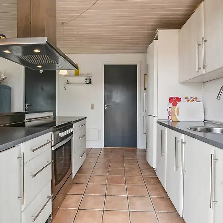 Semesterbostad Hyggelig Spahytte Naer Stranden Sj636